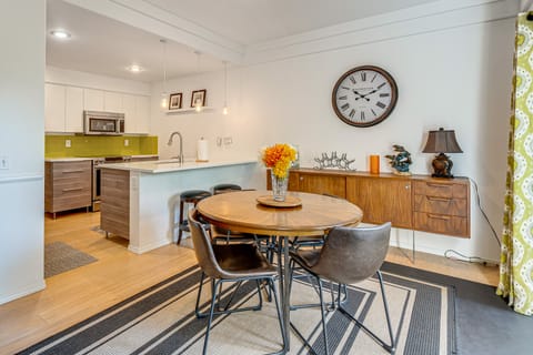 Modern Home Close to Dtwn Woodinville w/ Yard Apartment in Woodinville