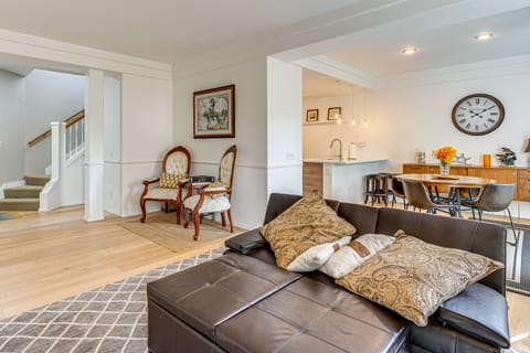 Modern Home Close to Dtwn Woodinville w/ Yard Apartment in Woodinville