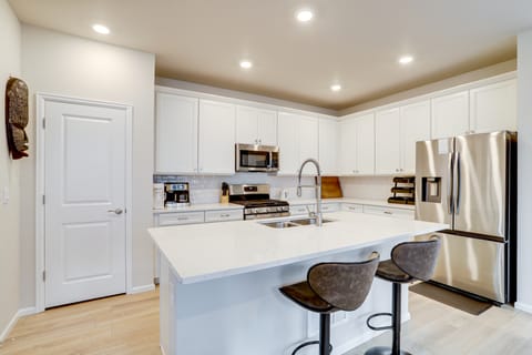 < 2 Mi to Gaylord Rockies: Remote-Work Hub w/ Gym! House in Commerce City