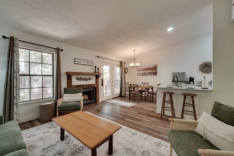 3 Mi to Table Rock Lake: Cozy Cabin in the Woods! House in Table Rock Lake