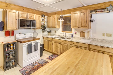 Sunroom, Grill & Wraparound Porch: Jamestown Home House in Tennessee