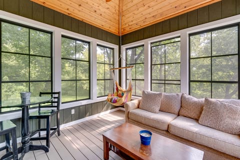 Lake Geneva Family Gem w/ Fenced Dog Run! House in Williams Bay