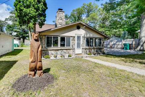 Steps to Houghton Lake: Fire Pit, Grill & More! House in Prudenville
