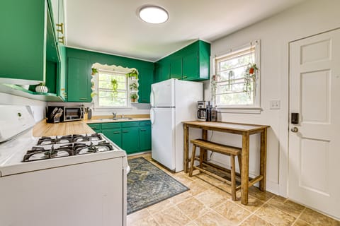 Families Welcome, Fenced Yard: Inviting Greer Home House in Greer