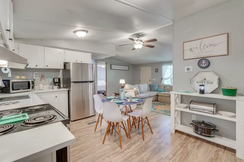 Lake Sinclair Escape: Screened Porch, Modern Style House in Lake Sinclair