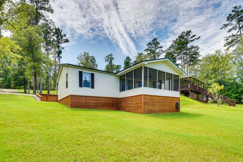Lake Sinclair Escape: Screened Porch, Modern Style House in Lake Sinclair