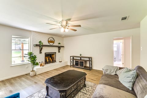 Near Shops & Eats: Commuter-Friendly FWTX Home House in Fort Worth