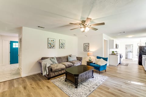 Near Shops & Eats: Commuter-Friendly FWTX Home House in Fort Worth