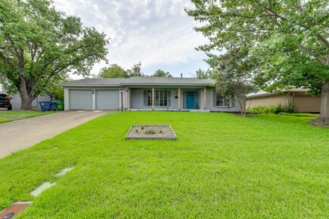 Near Shops & Eats: Commuter-Friendly FWTX Home House in Fort Worth
