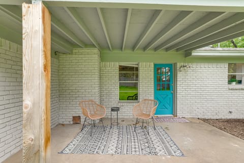 Near Shops & Eats: Commuter-Friendly FWTX Home House in Fort Worth