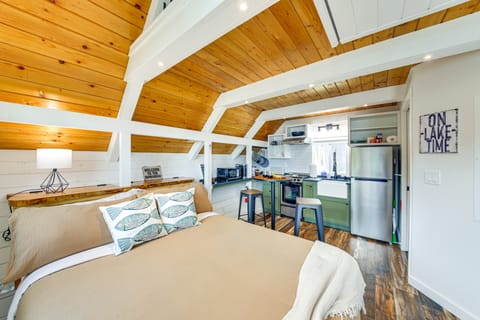 Steps to Sacheen Lake: Cute Studio Cabin w/ Deck Apartment in Washington