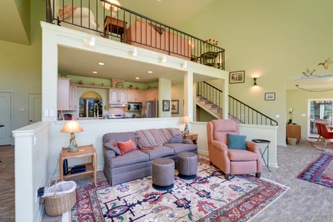 Prime McKenzie River Gem: Sunroom + Views! House in Vida