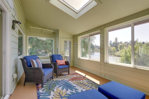 Prime McKenzie River Gem: Sunroom + Views! House in Vida