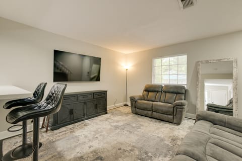 4 Mi to IAH: Suburban Houston Townhome Apartment in Humble