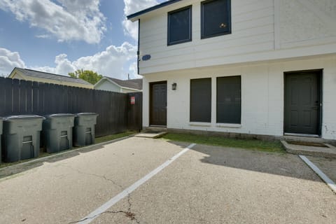 Pets Welcome! Humble Townhome 4 Mi to Airport Apartment in Humble