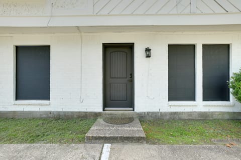 Near Airport & Interstate: Houston Area Townhome Apartment in Humble