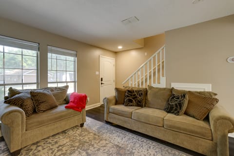 Near Airport & Interstate: Houston Area Townhome Apartment in Humble