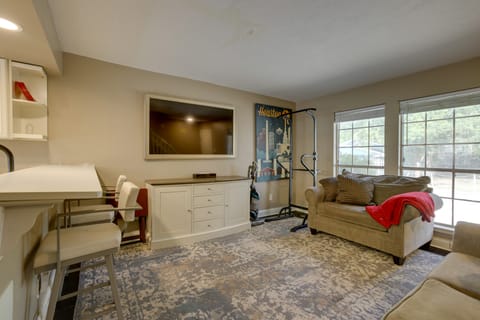 Near Airport & Interstate: Houston Area Townhome Apartment in Humble