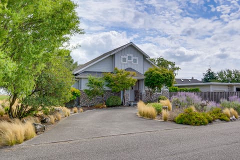 Steps to Beach: Home w/ Hot Tub in Oak Harbor! House in Oak Harbor