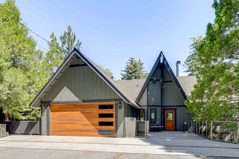 Stunning Forest Views: Luxury Lake Arrowhead Cabin House in Lake Arrowhead
