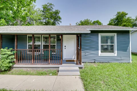 1 Mi to AT&T Stadium: Cozy Family Home w/ Yard! House in Arlington