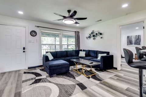 1 Mi to AT&T Stadium: Cozy Family Home w/ Yard! House in Arlington