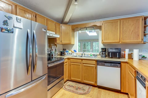 Creekside Family Home in Cleveland: Stay & Play! House in Union County