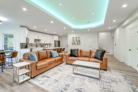 Hot Tub, Decks & 2 Kitchens: Mtn-View Jasper Gem! House in Georgia