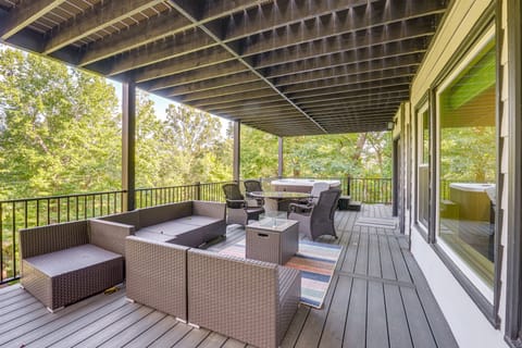 Hot Tub, Decks & 2 Kitchens: Mtn-View Jasper Gem! House in Georgia