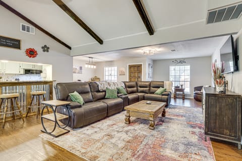 2 Mi to South Texas Medical Center: Home w/ Patio House in San Antonio