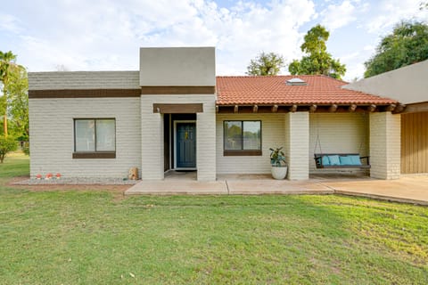 Family Home on > 2 Acres w/ Stables in Gilbert! House in Gilbert