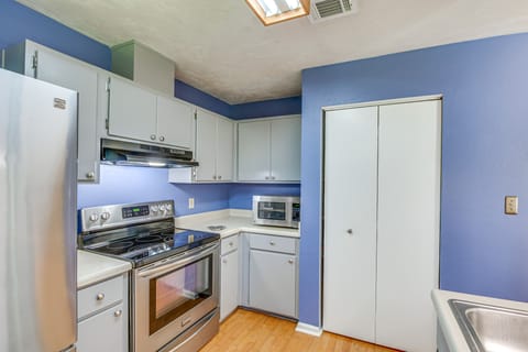 Quiet & Convenient Tallahassee Home, 4 Mi to Lake! House in Tallahassee