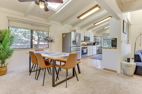 WFH-Friendly Retreat < 1 Mi to Clear Lake! House in Clear Lake