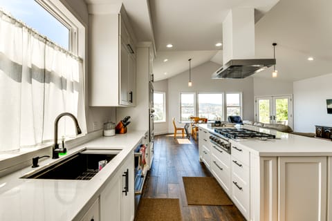 1 Mi to Downtown Benicia: Scenic Cliffside Escape House in Benicia