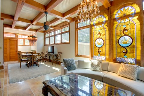 Victorian-Style Cheesman Park Apt - 2 Mi to Dtwn Apartment in Denver