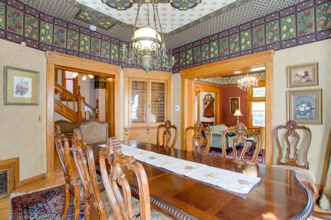 Victorian-Style Cheesman Park Apt - 2 Mi to Dtwn Apartment in Denver