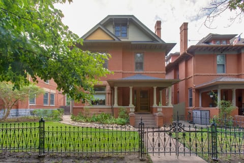 Victorian-Style Cheesman Park Apt - 2 Mi to Dtwn Apartment in Denver