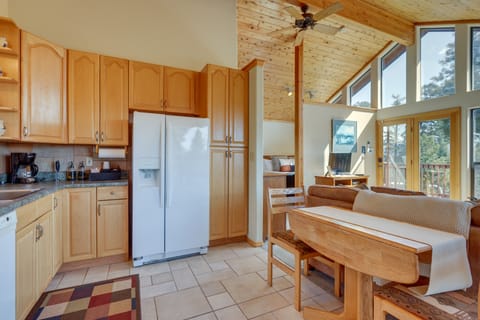 Mtn-View Deck: Cabin Getaway in Angel Fire Apartment in Angel Fire