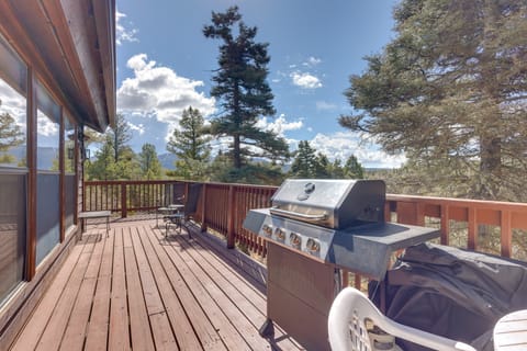 Mtn-View Deck: Cabin Getaway in Angel Fire Apartment in Angel Fire