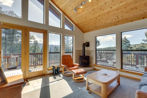 Mtn-View Deck: Cabin Getaway in Angel Fire Apartment in Angel Fire