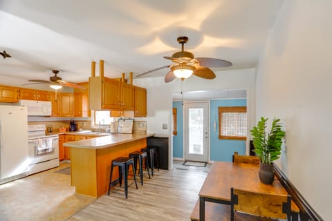 Steps to Lake Erie! Cedar Point Home Base w/ Deck House in Sandusky