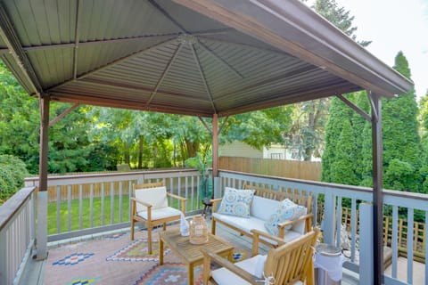 Steps to Lake Erie! Cedar Point Home Base w/ Deck House in Sandusky