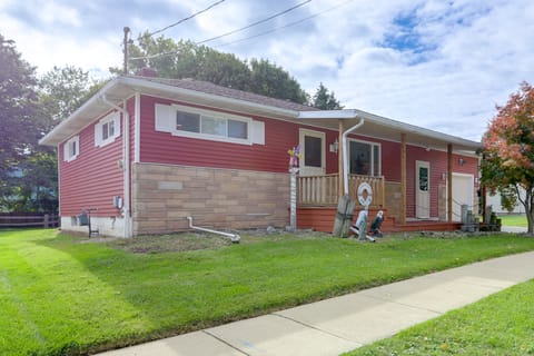 Steps to Lake Erie! Cedar Point Home Base w/ Deck House in Sandusky