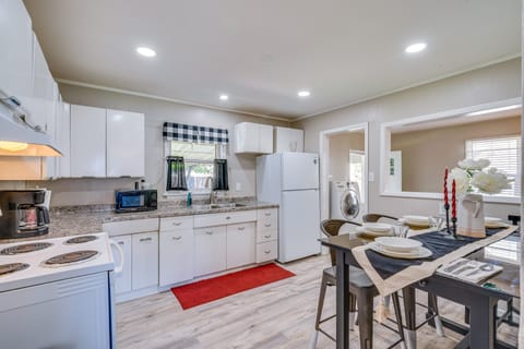 Walk to St. Mary-Corwin: Home Base in Pueblo House in Pueblo