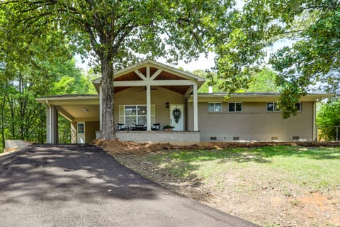 < 1 Mi to Ole Miss & The Grove! Charming Getaway House in Oxford
