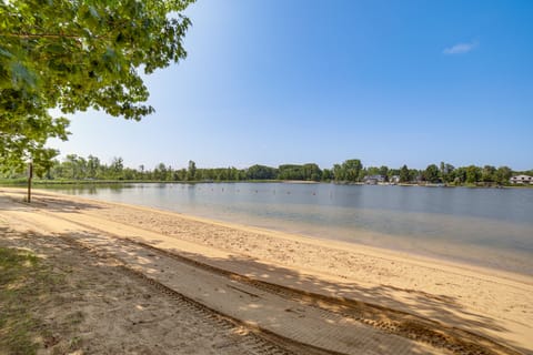 Lake Access, Pools & More: 1 Mi to The Highlands House in Michigan