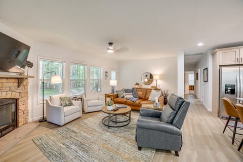 Lake Access, Pools & More: 1 Mi to The Highlands House in Michigan