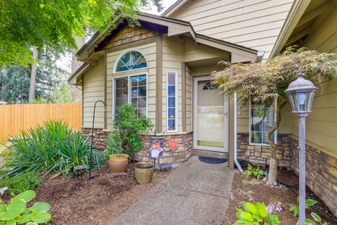 Tranquil Home w/ Patio & Fenced Yard in Vancouver! House in Vancouver