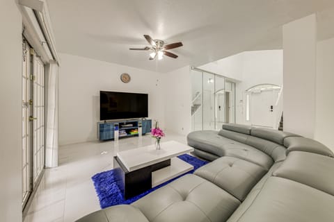 Swim, Barbecue & Game: Home 4 Mi to Pompano Beach! House in Pompano Beach