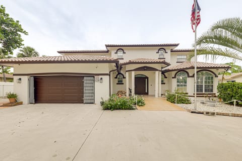 Swim, Barbecue & Game: Home 4 Mi to Pompano Beach! House in Pompano Beach